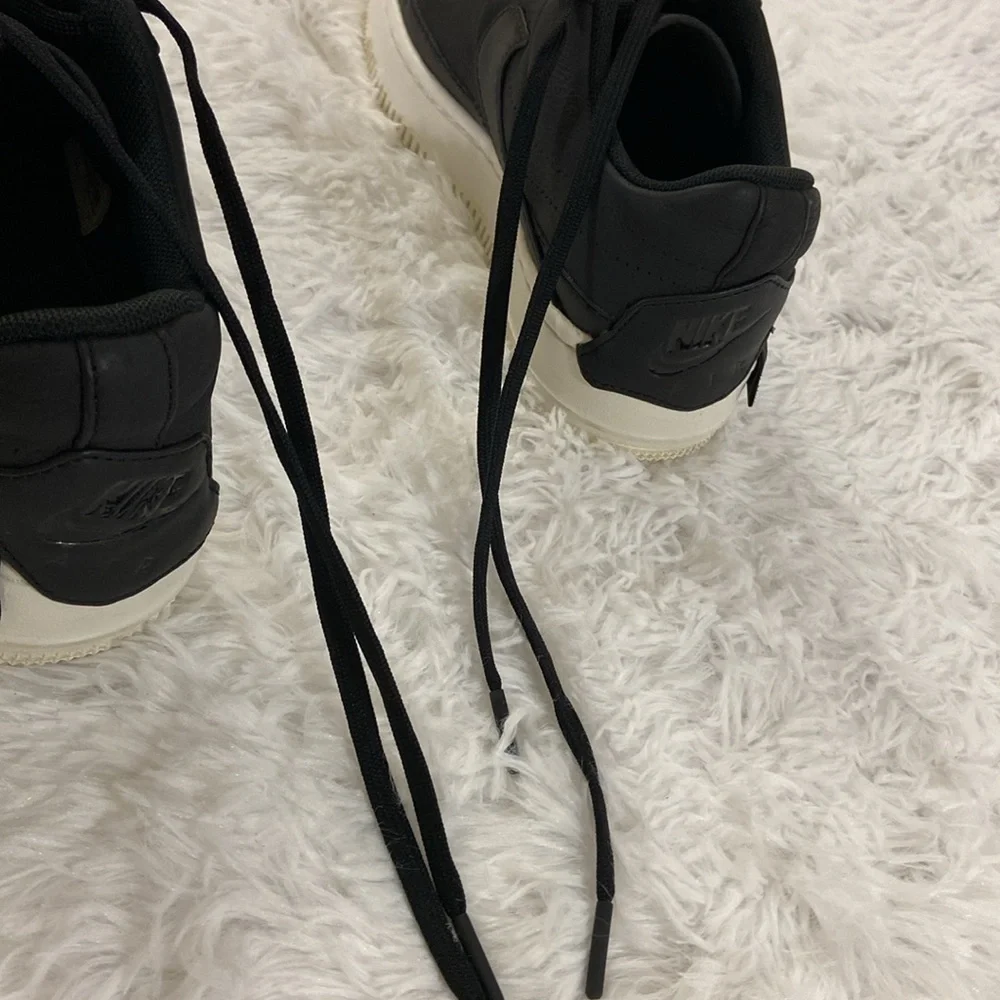 NIKE AIR FORCE 1 WOMEN BLACK LOW BACK SNEAKERS.SIZE-7.